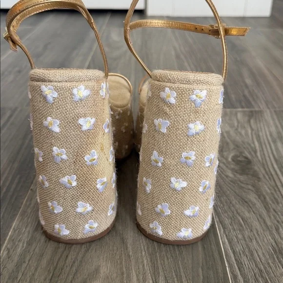 Elegant Gold Platform Sandals - Picture 5 of 9